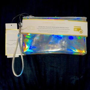 Adrienne Vittadini Charging Wallet